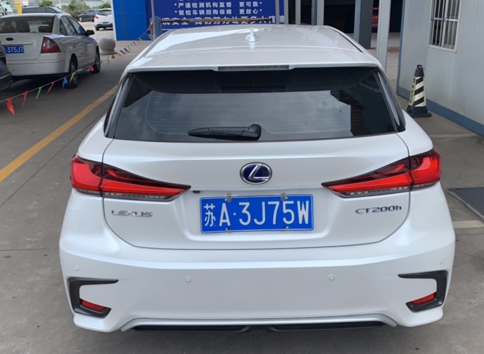 8万    (车型:紧凑型车 颜色:白色 排量:1.8l 变速箱:自动 2018年2